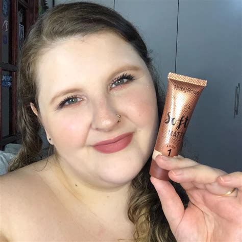 No vídeo de hj resenhei a base Soft Matte da rubyrose oficial na cor Nude 01 Vem q tá cheio de