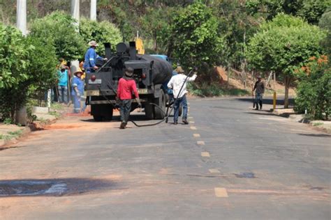 Obras de recuperação do asfalto danificado pelas chuvas segue