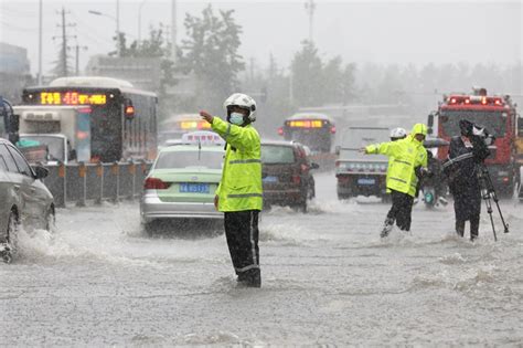 暴雨来袭，合肥交警坚守一线【组图】中安在线