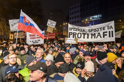 Słowacy są wściekli i wyszli na ulice Nazywają partię rządzącą