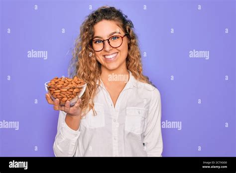 Junge Sch Ne Blonde Frau Mit Blauen Augen Halten Sch Ssel Mit Gesunden Mandel Snack Mit Einem
