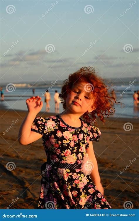 Petite Fille Rousse Mignonne Heureuse Sur La Plage De Bali Coucher Du