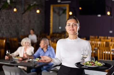 Joven Mesera Posando Con Bandeja En El Restaurante Foto De Archivo