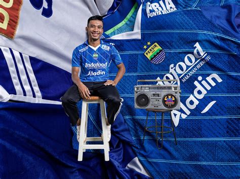 Tema Retro Persib Bandung Luncurkan Jersey Terbarunya Tugubandung Id