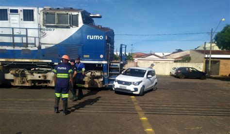 Carro é Atingido Por Trem Em São Carlos Ao Atravessar Linha Férrea São Carlos E Araraquara G1