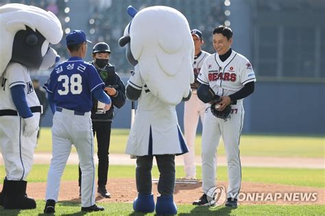 밝은 표정으로 김성근 감독 맞이하는 이승엽 감독 연합뉴스