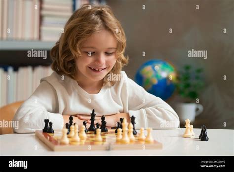 Juego de ajedrez para niños Niño jugando al ajedrez Juegos y