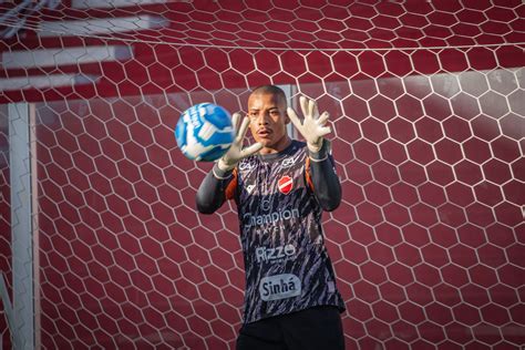 Após agradar Vila Nova renova contrato goleiro para 2024 EG