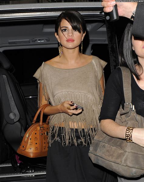 Selena Gomez Babe High Resolution Restaurant Beautiful Celebrity