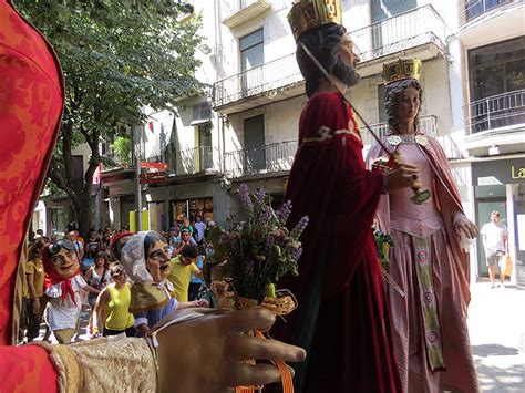 Cercavila Amb Gegants I Capgrossos