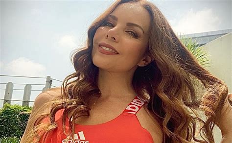 Liliana Lago presumió su sensual físico en Cancún mientras posó con un picante bikini rojo