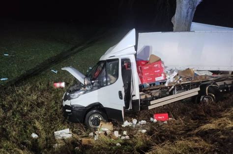 Na DK 92 Iveco Daily uderzyło w drzewo powodem gołoledź