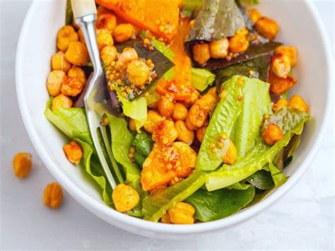 Ensalada de garbanzo para comer o cenar alta en proteína