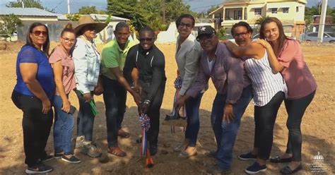 Gobernadora Nelsy Cruz realiza primer picazo reconstrucción iglesia