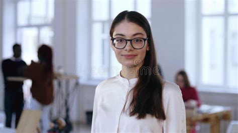 Portret Van Een Gelukkige Jonge Zakenvrouw Van De Brunette Baas In Het