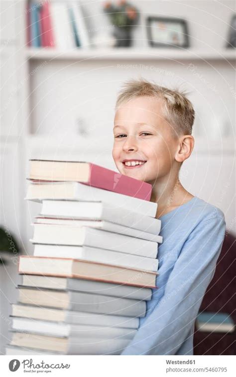 Porträt Eines Lächelnden Blonden Jungen Der Einen Stapel Bücher Trägt