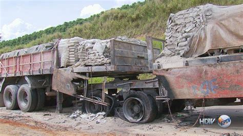 Carreta bate em traseira de caminhão e pega fogo na Rodovia Fernão Dias