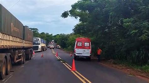 Duas pessoas ficam em estado grave após colisão na rodovia entre