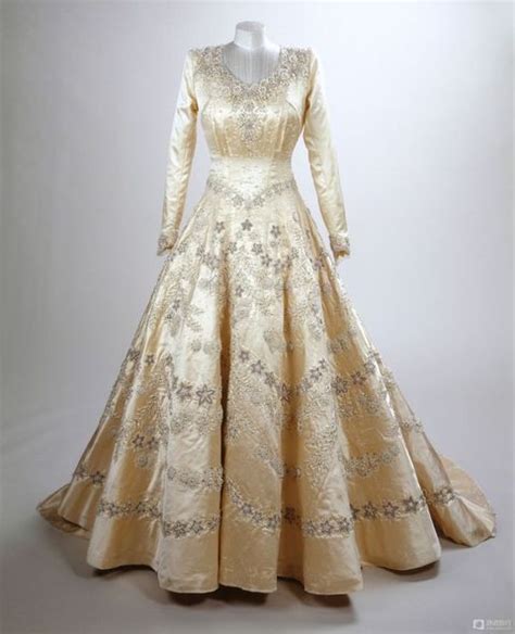 Queen Elizabeth Wedding Dress The Queens Dress Photos Details And Cost