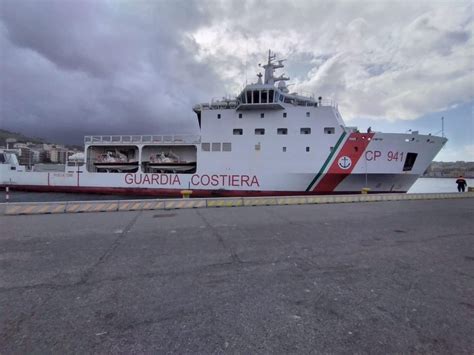 Reggio Calabria Nave Diciotti In Porto 589 Migranti A Bordo Foto Live