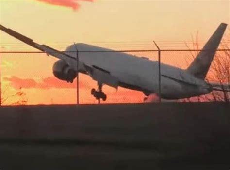 VIDEO Un avión casi se estrella durante el aterrizaje debido a los