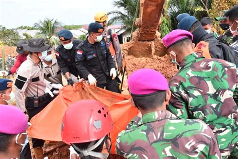 Prajurit Yonmarhanlan Xii Pontianak Ikut Serta Membantu Evakuasi Korban