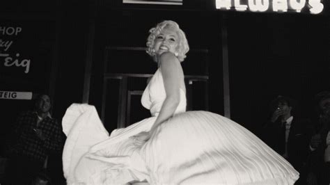 8 bộ váy mang tính biểu tượng của bom sex Hollywood Marylin Monroe BlogAnChoi