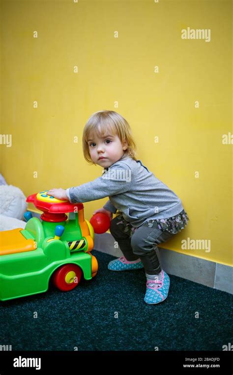 Kleines Mädchen 2 Jahre alt spielt in einem Kinderbereich mit