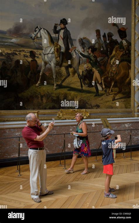 Los turistas escuchar audio tours guiados y usar cámaras para grabar