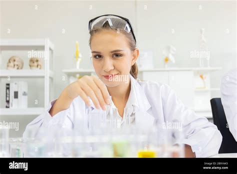 Una Hermosa Cient Fica Femenina Est Operando En Un Laboratorio De