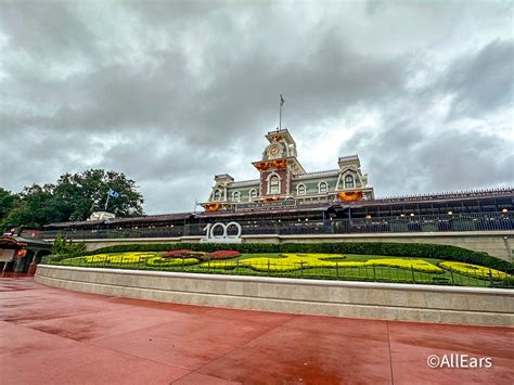 2023 wdw mk hurricane idalia entrance pic - AllEars.Net