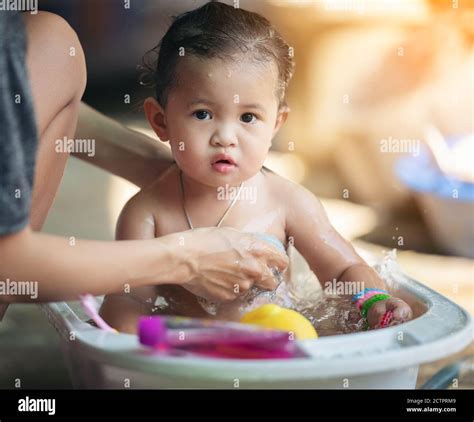 La mère baigne le concept enfant Adorable fille dans la baignoire avec