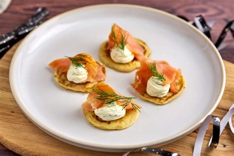 Blinis Med Laks Og Fl Deost Forret Med Koldr Get Laks