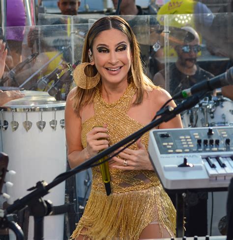 Look Dourado Claudia Leitte Agita Multid O Em Micareta Na Cidade