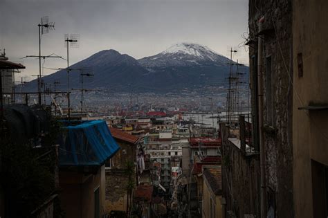 Napoli La Neve Sulla Cima Del Vesuvio La Repubblica