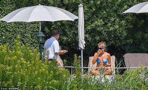 Jennifer Aniston Shows Off Her Amazing Abs In Blue Bikini Daily Mail