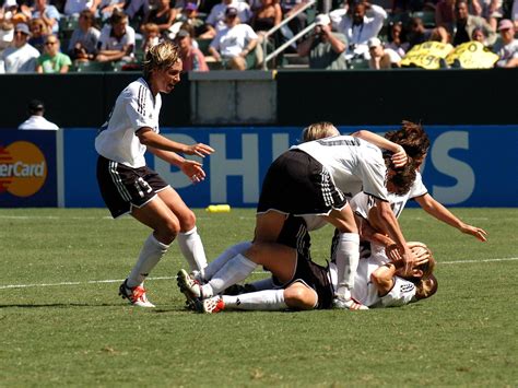 Translate to en Nia Künzer in der HALL OF FAME des Frauenfußballs