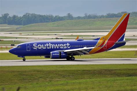 Passageiro abre porta de emergência e salta na asa do avião antes da