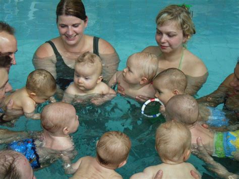 Babyschwimmen Kleinkinderschwimmen Pinguin Wassergewöhung und