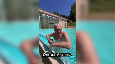 Sgarbi Fa Il Sindaco In Piscina Qui Ad Arpino Per Fare Il Primo