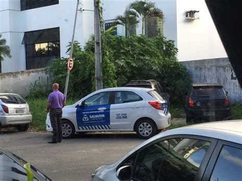 Voc Rep Rter Leitor Flagra Carro Da Prefeitura Estacionado Em Local