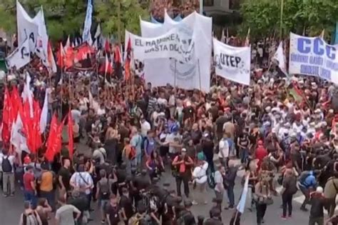 Tensión en la 9 de Julio donde movimientos sociales protestan contra el