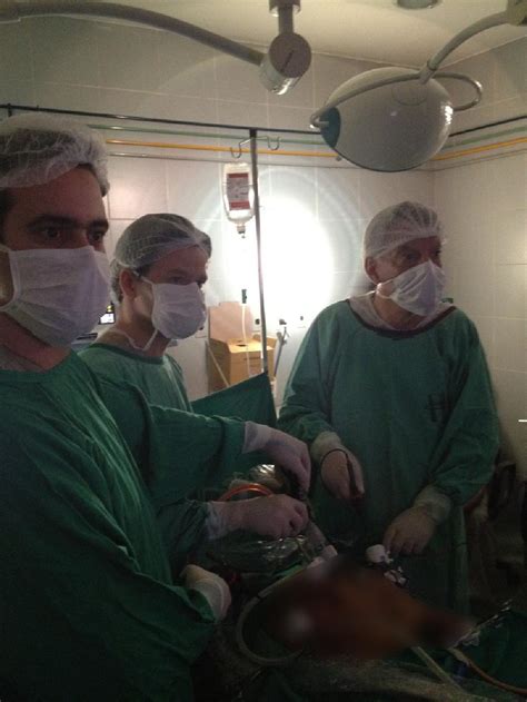 Urologista francês realiza cirurgia laparoscópica em um paciente do SUS