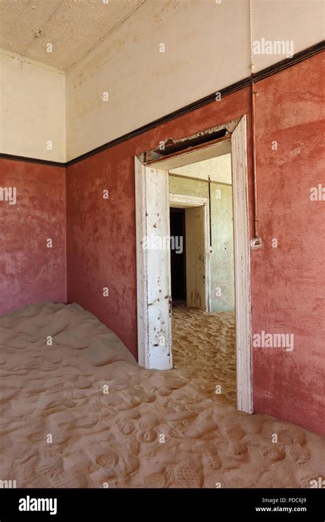 Pueblo fantasma de kolmanskop o kolmannskuppe fotografías e imágenes de