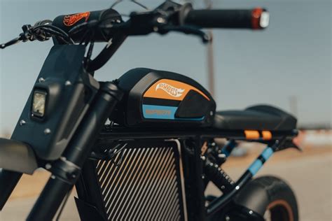 N I Ti Ng V I Xe Ch I M H Nh Hot Wheels B T Ng Tung Xe P I N Super Rx C Gi L N T I