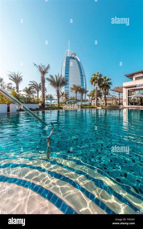 Pool perspective of the famous Burj Alarab Hotel, Dubai Stock Photo - Alamy