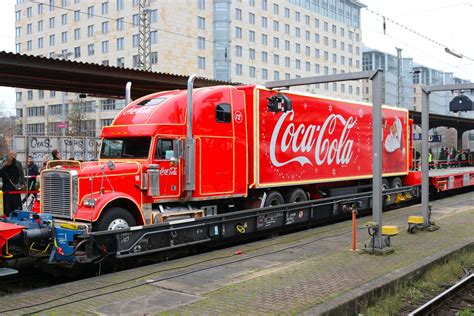 Der Coca Cola Truck Auf Einen Flachwagen In Frankfurt Am Main Hbf Im