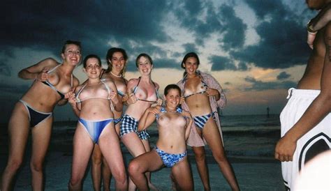 Photo From Amateurs Girl Topless Group Shot On The Beach Photos