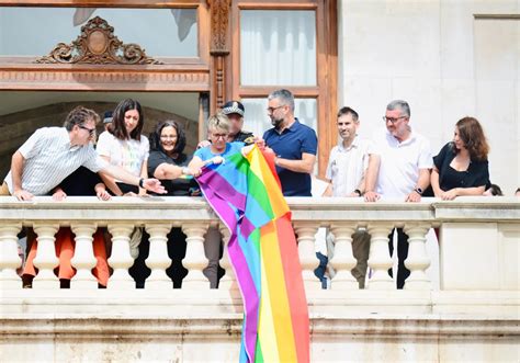 Bronca Entre Concejales De Comprom S Y La Polic A Por Colgar La Bandera