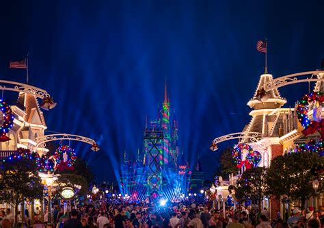 What It's Like to Watch ABC's Christmas Day Parade at Disney World ...